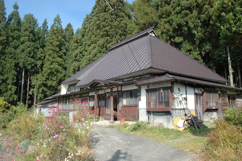 Rental Farmhouse Tamaki in Hakuba before restoration, showing the original farmhouse exterior