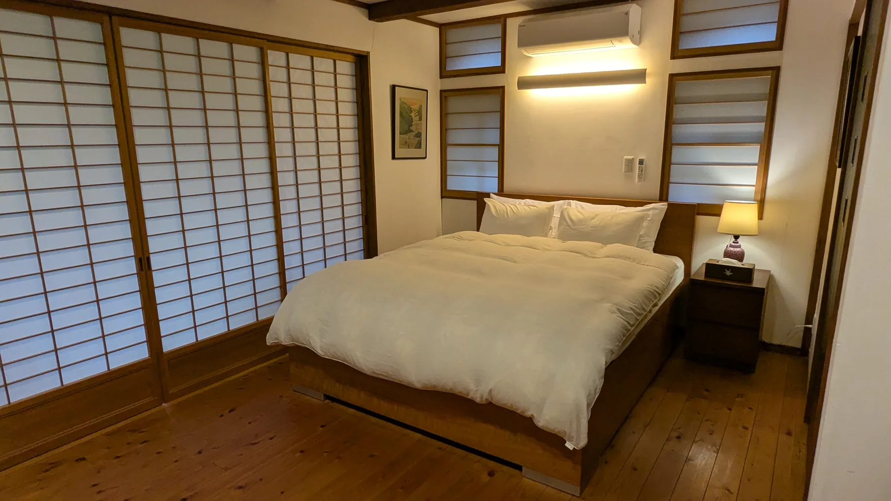 Double bedroom with shoji screens and timber details