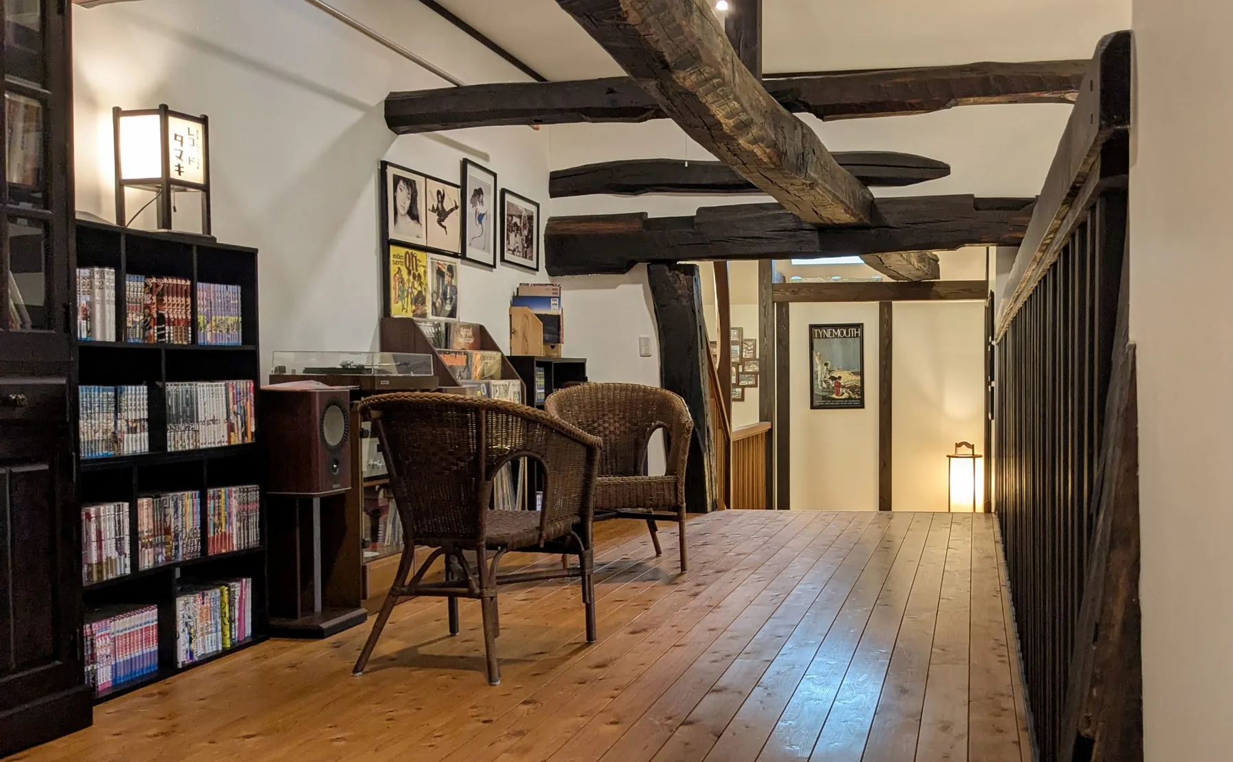 Upper gallery and music lounge